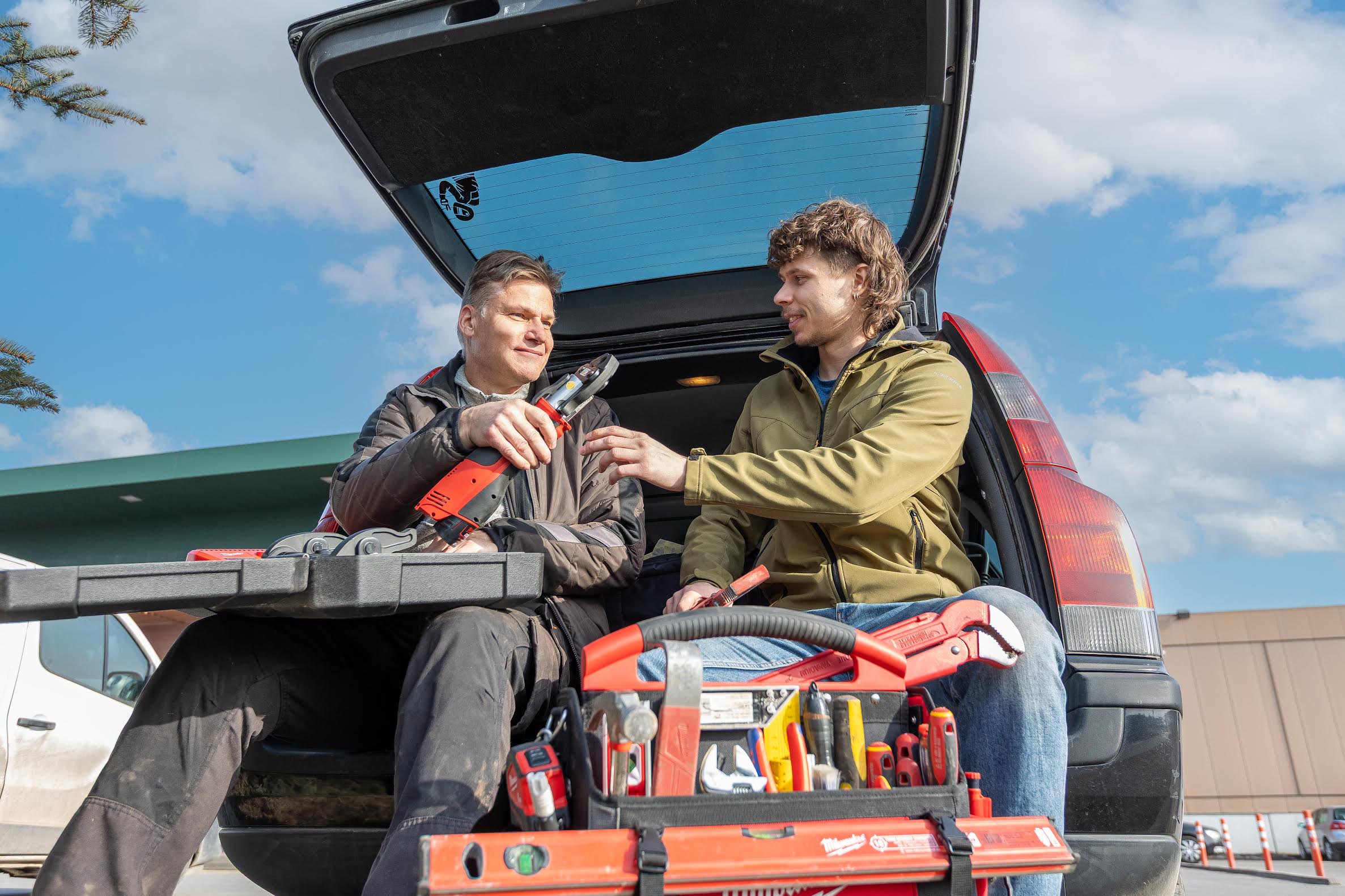 Erki Sarik (vasakul) ja Taavi Heliste alustasid aasta tagasi OÜ Omasoojus alt katlamajade ehitusega. Nüüdseks on nad fookusesse võtnud eramajade katlamajade ehitamise ning renoveerimise. FOTO: Aigar Nagell